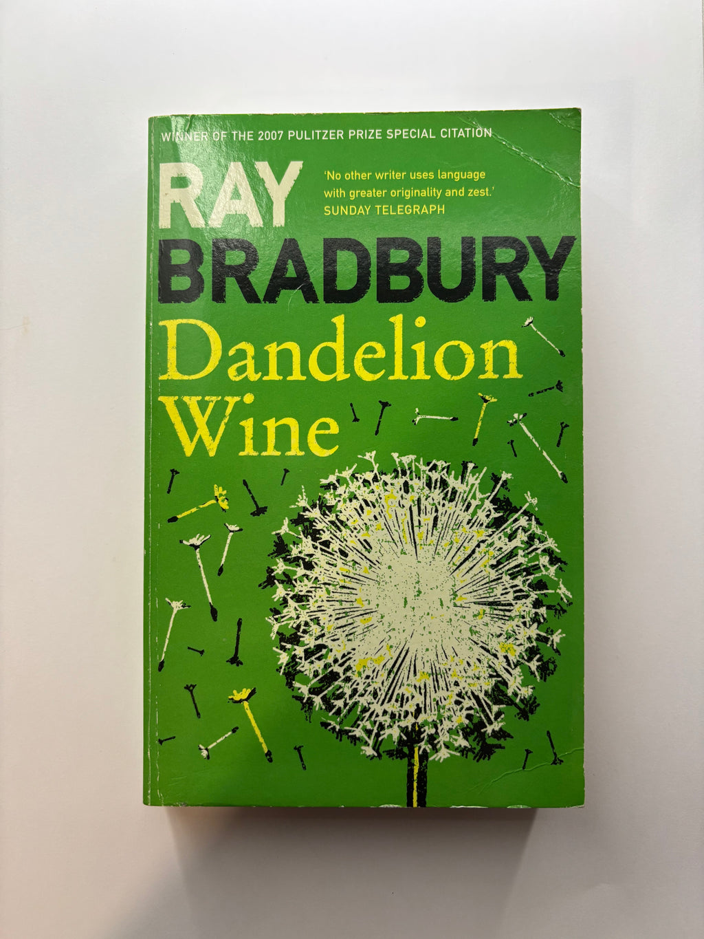 Dandelion Wine by Ray Bradbury fiction book front cover UK